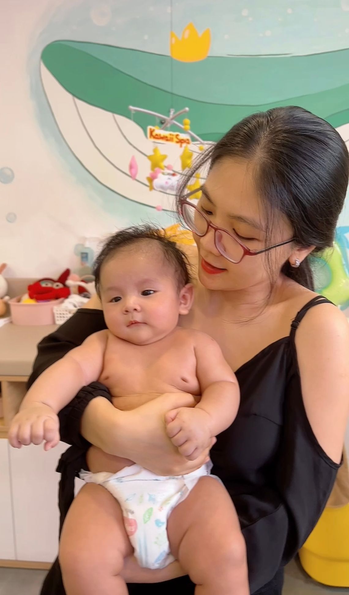 Tin is going to the swimming pool with Mom 👩‍👦