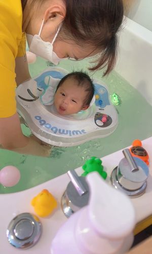 Floating swimming pool in the very first time, 8w5d, Tin is quite tired and sleeps well 🥰